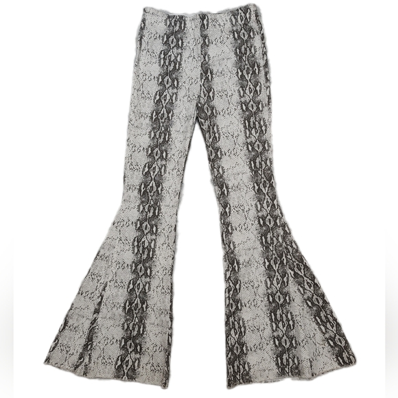 Newbury Kustom Pants - Newbury Kustom Gray And White Snake Print Flared Jeans Women's Medium High Rise
